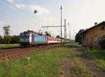 362 131-5 mit einem Schnellzug in Tršnice am 07.07.15.