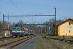 362 125 mit einen Schnellzug bei Nebanice, 02.04.2016