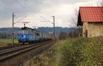 An diesem Wochenende ist das Elbtal wieder gesperrt. Deshalb fahren die Züge wieder die Umleitung über Cheb/Cz und das Vogtland.
Hier sind 363 511-7 und 363 517-4 mit dem LKW Walterzug am 18.11.17 in Chotikov zu sehen.