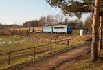 363 514-1 und 363 529-9 zu sehen am 09.02.23 mit einem Holzzug in Chotikov.