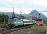 Whrend die  Brille  753 197 auf ihren nchsten Einsatz wartet, fhrt 363 126 mit dem  VALDSTEJN (Wallenstein)   R 691 Cheb (Eger) - Liberec (Reichenberg) in Bilina (Bilin) ein. Im Hintergrund ist der Boren (Borschen, 539 m) zu sehen 06.06.2006
