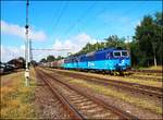 2 x CD Cargo 363 durchfährt mit einem Güterzug den Bahnhof Jindřichův Hradec am 5. 9. 2020