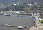 Bhmen: Blick vom Schreckenstein (Strekov) bei Usti nad Labem (Auig an der Elbe) auf die Schleuse: Auf der linkselbischen Seite ist ein Zug gezogen von einer  Kndelpresse  (363 086 oder 362 121 oder