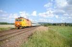 3.9.2011 15:36 ČD 363 084-5 mit einem Schnellzug (R) aus Praha hl.n. nach Cheb kurz nach Kynperk nad Ohř.
