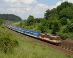 Die  Knödelpresse  371 005  Pepin  präsentierte sich a 26. Mai 2018 vor dem Rx 889   Slovácký expres   (Praha hl.n-Luhačovice) in wunderschönstem  Altlack , fotografiert in Česká Třebová.