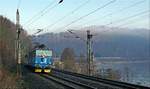 Noch steht etwas der Morgennebel über dem Elbtal als 372 013 in Richtung Tschechien unterwegs ist. Aufgenommen am 23.03.2019 in Königstein / Sächsische Schweiz. 