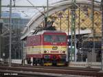  Kndelpresse  mit Heiligenschein - Vor der von der Morgensonne in Gold getauchten Hallenfront des Dresdner Hauptbahnhofs wartet CD BR371 auf ihre nchste Aufgabe (27.11.2009).