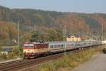 Mit einem Eurocity fhrt 371 001-9 durch Knigstein in Richtung Dresden.