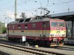 371 001-9 knnte in der Tat mal einen neuen Lack gebrauchen. Dresden Hbf, 10.07.11