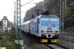 CD 371 201-5, Lok  Gottlieb  vor EC 174 Budapest - Hamburg-Altona, KBS 241 Dresden – Děčn, Elbtalbahn, fotografiert bei der Einfahrt in den Bhf. Bad Schandau am 31.10.2011