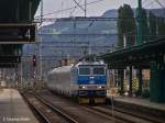 371 001-9 mit EC 174 von Budapest Keleti pu. nach Hamburg Altona fahrend bei Einfahrt in den Bahnhof Děčn hl.n. (15.09.2012). Wie ich finde, ist das die passendste Lok fr diesen Zug - blau mit lichtgrauem Streifen ber die gesamte Lnge.