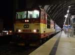 371 015-9 steht am 20.12.14 mit einem EC in Dresden Hbf.