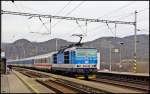 371 001 eilt mit ihren Zug in Richtung Prag durch den Haltepunkt Prackovice nad Labem. Aufgenommen am 11.02.2015