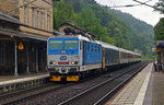 Jozin alias 371 002 bespannte am Morgen des 13.06.16 den CNL 470 von Dresden nach Prag. In Krippen fährt der Zug seinem nächsten Halt in Decin entgegen.