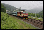 CD 371005 war am 25.5.2015 um 9.45 Uhr bei Königstein mit dem EC 171 mit einer ungarischen Wagen Garnitur nach Prag unterwegs.