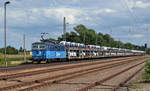 372 010 führte am 05.08.17 einen VW-Zug zum BLG-Standort Falkenberg(E). Hier zieht sie ihren Zug durch Weißig (b. Riesa) Richtung Zeithain.