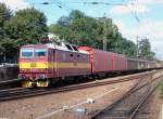 372 010, die tschechische Variante unserer BR 180, mit einem Gterzug (Dresden-Hbf., 15.08.03)  