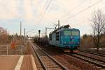 Auf dem Weg nach Dresden-Friedrichstadt durchfht 372 010-9 mit einem kurzen gemischten Gterzug am Haken Dresden-Strehlen. 15.04.13