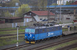 372 012-5 abfahrbereit vor einem Autozug  in Decin Vychod.24.04.2016  17:19 Uhr.