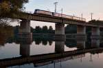 D 100 (Wien Westbahnhof-Bohumin), auf der Brücke über die neue Donau in Wien, am Abend des 05.10.2015.