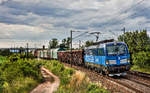 Gegenlichtaufnahme der 383 002-3 die in Melnik mit einem gemischten Güterzug nach Süd unterwegs ist.Bild 25.6.2017