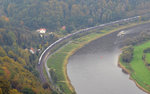 383 002 der CD Cargo schleppte am 15.10.16 einen Autozug vorbei an der Festung Königstein Richtung Tschechien.