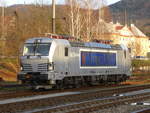 383 401 Metrans am 10.12.2019 in Decin Vychod  
Mitarbeiter-Lokeinweisung auf der 1. an Metrans ausgelieferten und frisch zugelassenen Vectron.
Front Führerstand 1 ist noch nicht vollständig beschriftet.