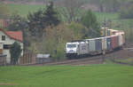 386 003 - 8 mit einem langen Containerzug in der unteren Kurve bei Oberau.25.04.2017 17:22 Uhr.