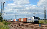 386 006 von Metrans führte am 05.08.17 einen Containerzug durch Weißig (b.