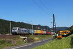 386 014-5 der Metrans zieht einen Containerzug durch das Elbtal.