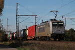 386 030 am 12.10.2018 mit einem Containerzug in Dedensen-Gümmer.