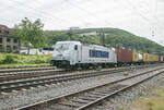 386 036-8 mit einem Containerzug bei der Durchfahrt von Gemünden/M.am 24.05.2023
Außerhalb vom Gleisbereich.