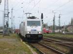 Am 25.04.2015 kam 386 013 mit ihrem Containerzug aus Richtung Salzwedel nach Stendal und fuhr weiter nach Magdeburg.