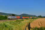 386 002 mit einem Containerzug am 02.07.2016 bei Vértesszőlős.