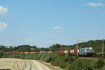 386 020-2 von Metrans zieht einen Containerzug durch Niederau.