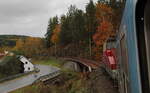 Unterwegs mit dem OS 18832 von Lipno nad Vltavou nach Rybnik mit der Retro 210 059. Aufgenommen aus dem Fenster im Zug am 31.10.23 nach der Haltestelle Vyssi Brod Herbertov.