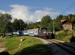 Die 210 045 mit einem Os nach Vyšší Brod am 14.08.2016 unterwegs bei Loučovice.