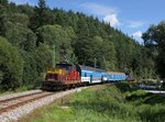 Die 210 055 mit einem Os nach Lipno nad Vltavou am 14.08.2016 unterwegs bei Čertova Stěna.