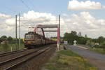 230 042-4 und 230 041-6 zu sehen mit der Kohle am 09.05.18 in Tršnice an der Egerbrücke auf dem Weg Richtung Cheb. 