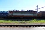 230 055-6 wartet in der Mittagssonne im Bahnhof Cheb auf die nchste Fahrt.