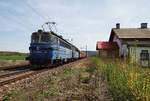 230 069-7 und 230 063-0 zu sehen mit einem Kohlezug am 29.04.15 in Chotikov.