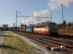 Die 230 055 und die 230 069 mit einem Güterzug am 03.12.2016 bei der Durchfahrt in Ševětín.