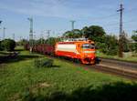Die 240 105 mit einem Güterzug am 29.06.2019 unterwegs bei Komárom.