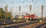 240 034-1 ČD Cargo mit einem Containerzug, 240 111-5 mit Fernzug R 720 „Vtčnik“ Prievidza/Priwitz – Leopoldov/Leopoldstadt – Bratislava hl.