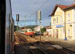 Eine schöne Begegnung! OS 7512 mit 242 216-0 und OS 7517 mit 242 254-1 in Švihov u Klatov.
