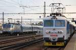 CD 242 278-0 am 14.August 2018 im Bahnhof Breclav während im Hintergrund die 380 012-5 mit dem EC 272  Metropolitan  (Budapest-Nyugati pu – Praha hl.n.) ausfährt.