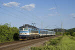 Am 29. Mai 2023 ist 242 227 mit dem Os Os 4620 von Hustopeče u Brna nach Žďár nad Sázavou unterwegs. Nördlich der mährischen Metropole Brno ist der Zug zwischen Kuřim und Čebín zu sehen. 