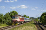 Die 242 273 hat scheinbar ihre besten Tage auch bereits hinter sich, zumindest was das optische Erscheinungsbild betrifft. Am 29. Mai 2023 bremst die Lok den Os 4658 (Hustopeče u Brna - Tišnov) soeben in den Bahnhof Čebín. Das Bild wurde vom Mittelbahnsteig aus aufgenommen. 