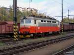 In frischem Farbkleid die 242 222 in Karlovy Vary (Karlsbad); 11.10.2003
