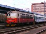 BR 242 281-4 wartet mit Schnellzug nach Prag  am 17.10.2008 im Bahnhof Chep.